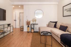 una sala de estar con un sofá y una mesa en Sea la Vie by LovelyStay, en Matosinhos