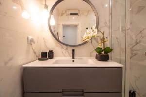 un baño con lavabo y espejo en Sea la Vie by LovelyStay, en Matosinhos 21 fotos más