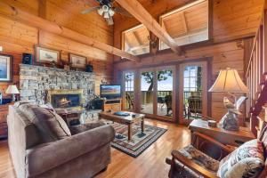 Posezení v ubytování Eagles View Lodge by American Patriot Getaways