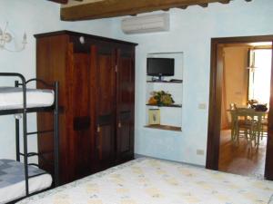a bedroom with a bunk bed and a tv at La terrazza di Susanna in Peccioli