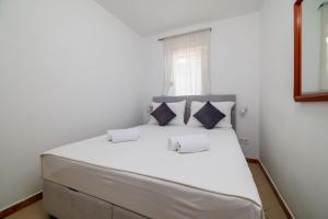 Postel nebo postele na pokoji v ubytování Apartments Alin + 113 fotografií