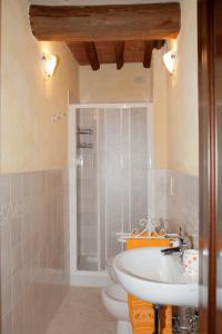 A bathroom at La terrazza di Susanna