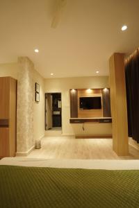 sala de estar amplia con TV de pantalla plana. en Hotel Bilasa Park Inn, 