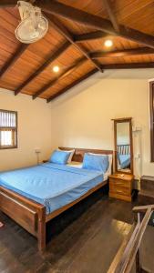 Un dormitorio con una cama grande con sábanas azules. en Silva Nest - Galle, en Galle