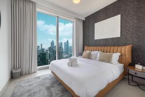 ドバイにあるStunning Downtown 4BR Sky High Luxury Apartment with Fountain Viewsのテディベアのベッドがある寝室