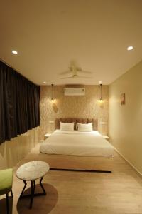 1 dormitorio con 1 cama grande y techo en Hotel Bilasa Park Inn,  57 fotos más