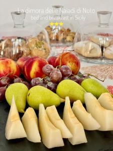 un montón de frutas y verduras en una mesa en La dimora delle Naiadi di Noto, en Noto