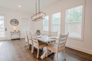 Un comedor blanco con una mesa y sillas. en Blue Horizon Golf Cart Pool & Sleeps 32, en Santa Rosa Beach 81 fotos más