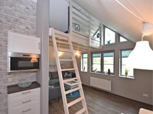 ein Hochbett in einem winzigen Zimmer mit Küche in der Unterkunft Ferienhaus in Obernburg am Edersee in Vöhl + 32 Fotos