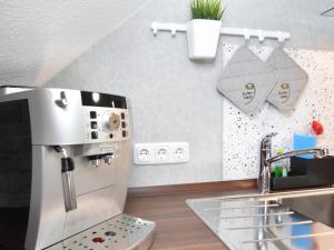 eine Küche mit Kaffeemaschine und Spüle in der Unterkunft Ferienhaus in Obernburg am Edersee in Vöhl