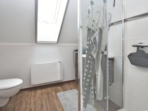 VöhlにあるFerienhaus in Obernburg am Ederseeのバスルーム(トイレ、ガラス張りのシャワードア付)