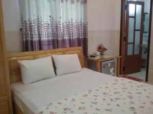 a bed with two white pillows in a bedroom at Hằng Nga Hotel Cam Ranh in Thôn Trà Long