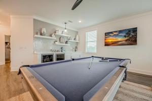 Una sala de estar con una mesa de billar. en Blue Horizon Golf Cart Pool & Sleeps 32, en Santa Rosa Beach
