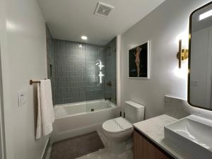 un bagno con un water, una vasca e un lavandino di Modern 2BR-2BA in Downtown a Miami Altre 7 foto
