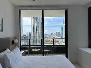 una camera con letto e vista sulla città di Modern 2BR-2BA in Downtown a Miami