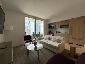 un soggiorno con un divano e un tavolo di Modern 2BR-2BA in Downtown a Miami