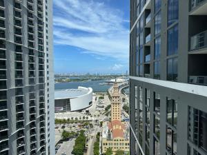 vista su una città da due edifici di Modern 2BR-2BA in Downtown a Miami