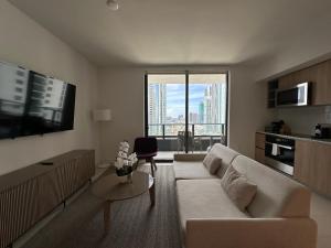 un soggiorno con un divano e un tavolo di Modern 2BR-2BA in Downtown a Miami