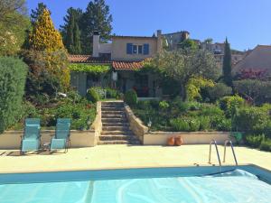 a house with a swimming pool and two chairs at Verdon Views Pool & Terrace in Montagnac
