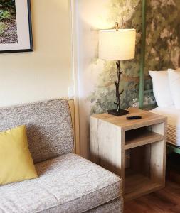 Un lugar para sentarse en Arbors at Island Landing Hotel & Suites