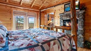 En eller flere senge i et værelse på Elk Ridge Lodge by American Patriot Getaways + 41 billeder