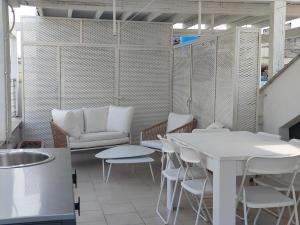 una habitación con una mesa y sillas y un sofá en Dimora San Triggiano, en Bari 32 fotos más