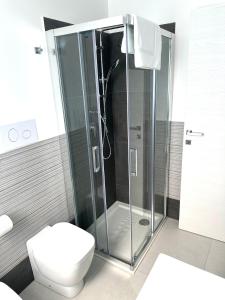 a bathroom with a shower and a toilet at Levante Casa Vacanze in Torrenova