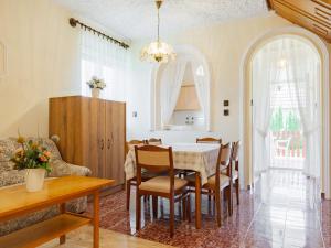 Gallery image of Apartment Daisy 1 by Interhome in Balatonmáriafürdő