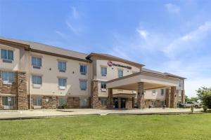 an image of a hotel with a building at Best Western Plus Pauls Valley in Pauls Valley