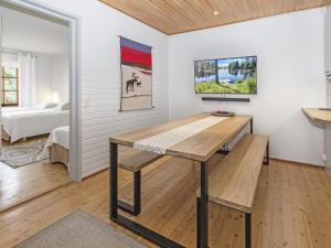 TV a/nebo společenská místnost v ubytování Holiday Home Saariseläntie 8 e 11 by Interhome