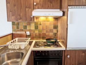 Kuchyň nebo kuchyňský kout v ubytování Apartment Licorne by Interhome