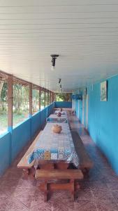 - une rangée de lits dans une chambre aux murs bleus dans l'établissement Chácara nossa senhora de Nazaré, à Benfica