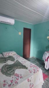 une chambre avec un lit avec des fleurs dessus dans l'établissement Chácara nossa senhora de Nazaré, à Benfica