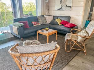 ein Wohnzimmer mit einer Couch und zwei Sesseln in der Unterkunft Holiday Home Haltinmalla by Interhome in Kilpisjärvi + 37 Fotos