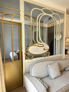 Χώρος καθιστικού στο Grand Hotel Des Lecques; BW Signature Collection