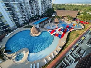 an overhead view of a swimming pool in a resort at Brisas la aldea in Ricaurte