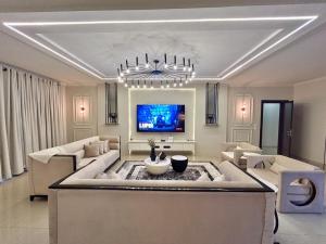Μια τηλεόραση ή/και κέντρο ψυχαγωγίας στο 3 Bedroom Serviced Apartment in Banana Island Road Ikoyi
