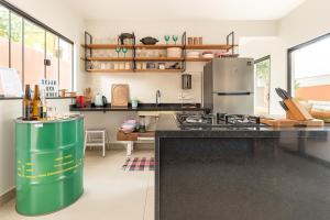 a kitchen with a stove and a counter top at Casa com piscina, vista das montanhas, terraço, quintal in Pirenópolis