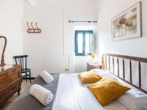 Katil atau katil-katil dalam bilik di Mansion in St Martí with Vineyards & Garden +32 gambar