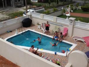 un grupo de personas jugando en una piscina en Villa Riana Barbados, en Christ Church