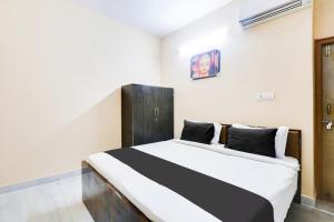 a bedroom with a large bed in a room at Hotel O Castle Inn Kondapur in Hyderabad