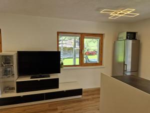 Obernberg am BrennerにあるApartment Jenewein by Interhomeのリビングルーム(テレビ、冷蔵庫付) +27枚の写真