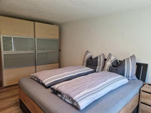 Obernberg am BrennerにあるApartment Jenewein by Interhomeの枕が置かれたベッドのある寝室