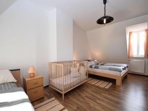ein Schlafzimmer mit 2 Betten und einem Kinderbett in der Unterkunft Comfort in Central Ballenstedt in Ballenstedt