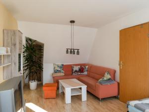 ein Wohnzimmer mit Sofa und Tisch in der Unterkunft Comfort in Central Ballenstedt in Ballenstedt