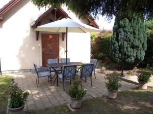 バラトンケレストゥールにあるApartments in Balatonkeresztur 37924の庭にテーブルと椅子