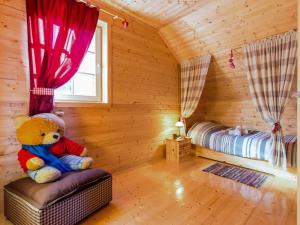 Un pat sau paturi într-o cameră la Holiday Home Lea by Interhome