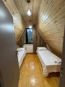 Ένα ή περισσότερα κρεβάτια σε δωμάτιο στο Hiyadel Balcony