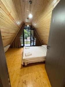 Ένα ή περισσότερα κρεβάτια σε δωμάτιο στο Hiyadel Balcony