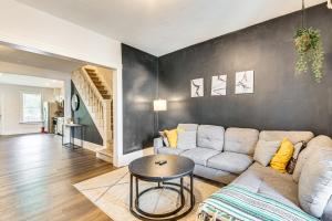 Afbeelding uit fotogalerij van 9 Mi to Shawnee Mtn! Stroudsburg Unit Near Main St in Stroudsburg